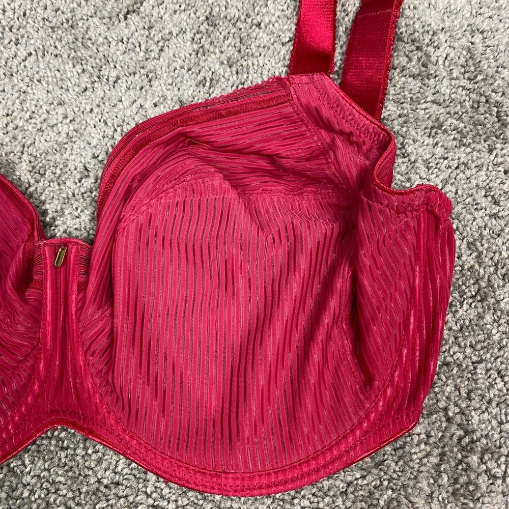 Red bra‎ - Picture 2 of 5